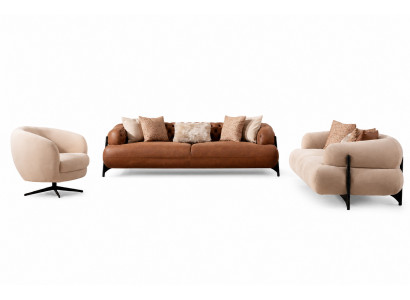 Bruin-witte woonkamer bankstel exclusieve driezitsbanken fauteuils.