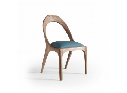 Brauner Holzstuhl im eleganten Design für Esszimmer und Büro