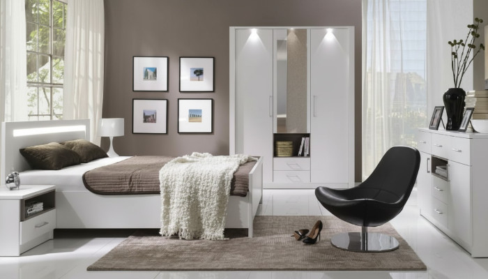 Elegante witte bed in een verfijnde eigentijdse stijl van premium kwaliteit.