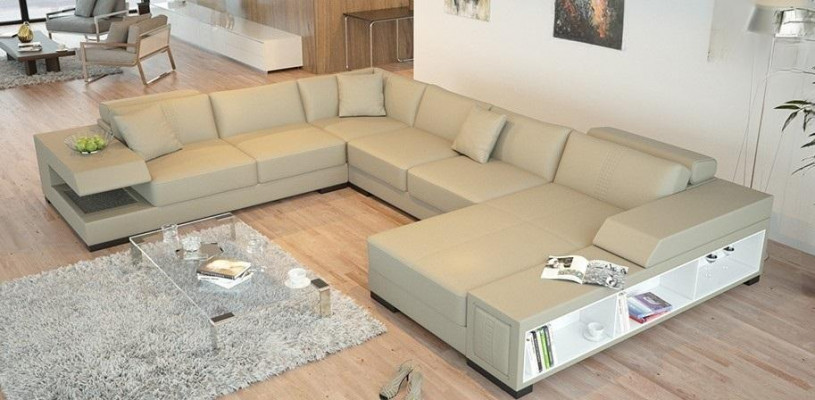 Sneeuwwit design hoekbank in U-vorm voor een luxueuze woonomgeving.