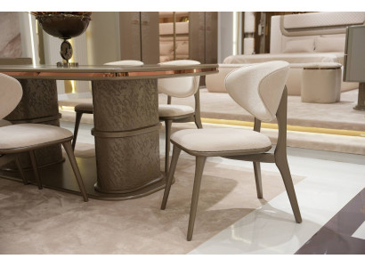 Beige Holzstuhl im modernen Design, langlebig und pflegeleicht