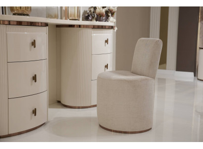 Weißer Holz-Pouf modern, eleganter Sitzhocker, dekoratives Möbelstück