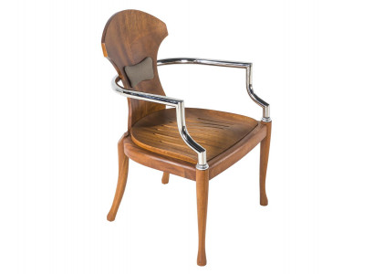 Brauner Holzstuhl im eleganten Design für Wohnzimmer und Büro