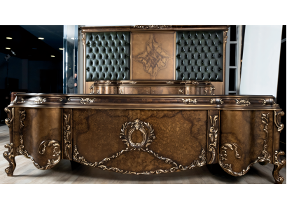 Brauner Holzschreibtisch im eleganten Design für Home Office
