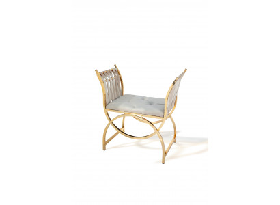 Design-Hocker mit goldfarbenem X-förmigem Gestell und eleganter Polsterung