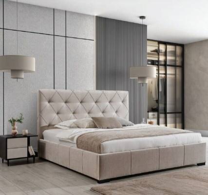 Luxe beige tweepersoonsbed met nachtkastjes